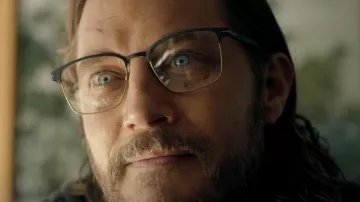 Lunettes du détective James Cormack (Travis Fimmel) dans Black Snow (S02E01)