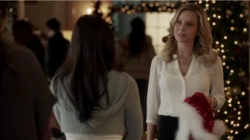Blusa blanca de manga francesa llevada por Meredith Rossman (Julie Benz) en la película La vida secreta de la señora Claus