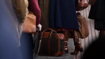 Bottes cuir marron de Narrator (Alba Rohrwacher) dans L'Amie prodigieuse (S04)