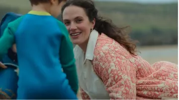 Manteau/veste matelassé floral de Lucy Lambert (Jessica Brown Findlay) dans Playing Nice (S01E04)