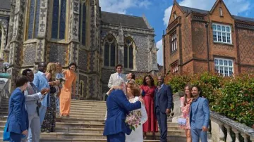 Orange dress of Nina Defoe (Annabel Scholey) in The Split (S03E06)