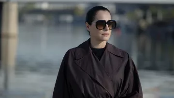 Sunglasses of Perle Foster (Amira Casar) in La Maison (S01E08)