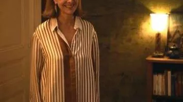 Chemise fluide rayée de Esther (Carole Bouquet) dans En thérapie (S01E05)