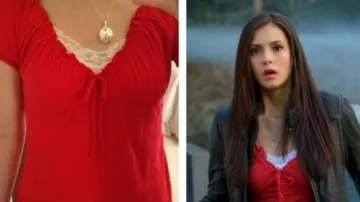 Elena Gilbert chemisier/haut paysan rouge cravate rouge d’Elena Gilbert (Nina Dobrev) dans The Vampire Diaries (S01E01)