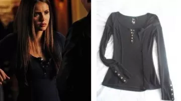 Elena Gilbert devine sans couture Henley en bleu marine d’Elena Gilbert (Nina Dobrev) dans The Vampire Diaries (S01E08)