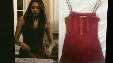Débardeur rouge à volants Elena Gilbert d’Elena Gilbert (Nina Dobrev) dans The Vampire Diaries (S01E03)