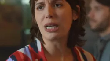 Chemise fluide bleue blanche et rouge de Lola (Silma López) dans Valeria (S04E03)