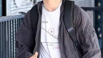 Veste à capuche grise avec poignets réglables et poches sur les manches de Peter Parker / Spider-Man (Tom Holland) dans Spider-Man : Homecoming