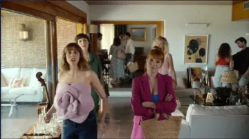 Top en forme de fleur mauve sans bretelle de Carmen (Paula Malia) dans Valeria (S04E06)