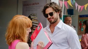 Les lunettes de soleil de Víctor (Maxi Iglesias) à Valeria (S04E05)