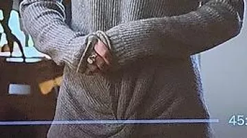 Pull torsadé gris sur le devant, texturé de Chloe Decker (Lauren German) en Lucifer (S06E05)