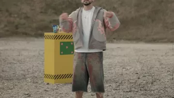 Short en Jean avec des taches couleur rouille, coupe qui s’arrête au mollet porté par Joyca dans 10H pour ouvrir le coffre fort le plus sécurisé au monde !