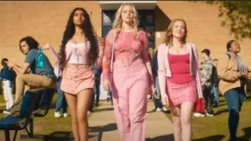 Camiseta de tirantes rosa con costuras/falso deshuesado de Gretchen Wieners (Bebe Wood) en Mean Girls