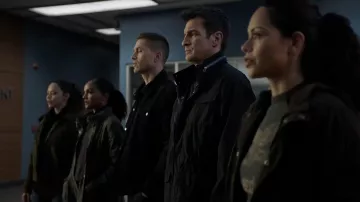 Tenues de The Rookie Saison 2 : John Nolan (Nathan Fillion) porte une veste noire dans la saison 2, épisode 14