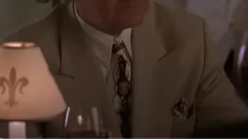 Cravate motif Rococo de Paulie 'Walnuts' Gualtieri (Tony Sirico) dans Les Soprano (S02E04)