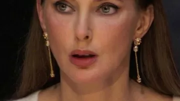 Boucles d'oreilles pendantes de Frédérique Bel dans Les Traîtres