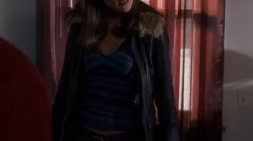 Chaqueta de cuero marrón con cuello de piel de Elle Greenaway (Lola Glaudini) en Mentes Criminales (T01E15)