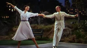 Robe blanche dont la jupe est plissée avec des manches 3/4 de Gabrielle Gerard (Cyd Charisse) dans Tous en scène !