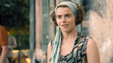 Chemisier d’été avec motif abstrait de Margo Durrell (Daisy Waterstone) dans The Durrells (S01E01)
