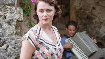 Haut bleu et rose de Louisa Durrell (Keeley Hawes) dans Les Durrell (S03E08)