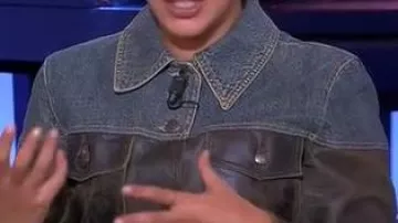 Veste mi-jean mi-cuir de Leïla Bekhti dans C à Vous