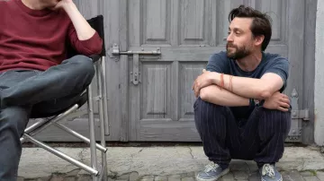 Le bleu marine à rayures verticales de Benji Kaplan (Kieran Culkin) dans A Real Pain