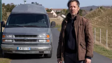 Chaqueta de algodón marrón de longitud media usada por Bruno Debrandt (Bruno Debrandt) en la serie El Viajero (T02E02)