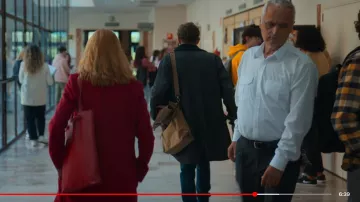 Sac en cuir rouge de Valeria (Diana Gómez) à Valeria (S03E02)