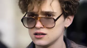 Gafas de sol de aviador (puente central completo) que lució Rocco Siffredi (Saul Nanni) en Supersex (temporada 1, episodio 2)