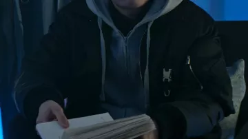 Chaqueta bomber usada por Simon (Aidan Cheng) en You (S04E02)