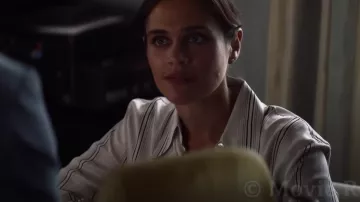La camisa fluida de rayas blancas/beige de Renée Renzler (Bevin Bru) en 57 segundos