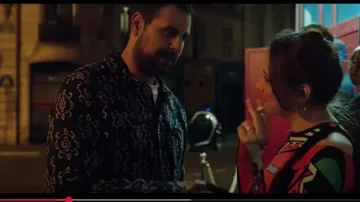 T-shirt de moto rouge à manches longues épaules dénudées de Madeleine (Laura Felpin) dans L'amour, c'est surcoté