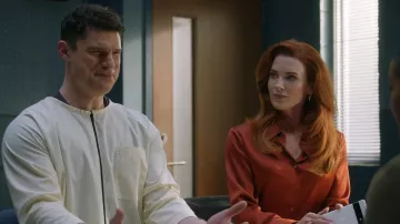 Camisa de satén naranja oscuro usada por Monica Stevens (Bridget Regan) en The Rookie (T05E20)