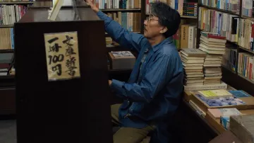 Chemise boutonnée surdimensionnée bleue de Hirayama (Koji Yakusho) dans Perfect Days