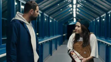 Salopette camel de Madeleine (Laura Felpin) dans L'amour, c'est surcoté