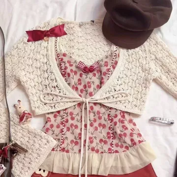 Blouse à imprimé cerise sur le compte Instagram @sixthdimension.shop
