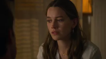 Collar de luna creciente usado por Love Quinn (Victoria Pedretti) en Ti (T02E06)