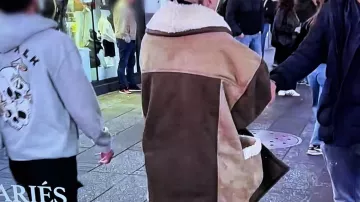 Manteau / veste mis-cuisses oversize en peau lainée bi-colore marron et beige, lainage blanc porté par Coralie dans l'émission Mariés au premier regard