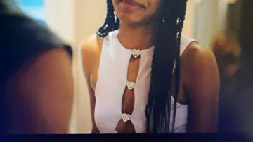 Top avec petites ouvertures boutons forme de coeur portée par Jo (Vanessa Missé) dans Dear You (S01E14)