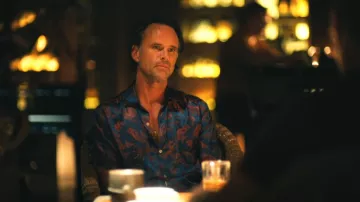 Chemise bleue et rouge de Rick Hatchett (Walton Goggins) dans Le Lotus blanc (S03E05)