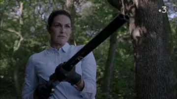 Gants en cuir noir avec rebord rouge portée par (Helena Noguerra) dans Crimes parfaits (S01E04)