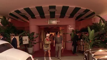 Le bleu avec des bandes latérales rouges de Raoul Duke (Johnny Depp) dans Fear and Loathing à Las Vegas