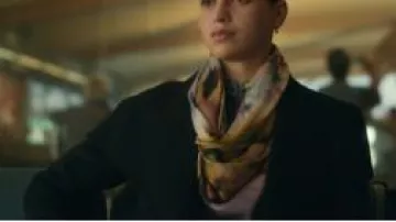 Foulard porté autour du cou de Liv Rivera (Melissa Barrera) dans Respirer (S01E01)