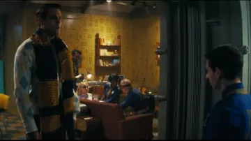 Cardigan/Pull/Veste porté par Chester « Chet » (Dave Register) dans Fallout (S01E04)