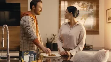 Chemise en satin beige dans Pub Direct Assurance 2023 - 250 € d'économie/Assurance la moins chère - 30 s - Publicité