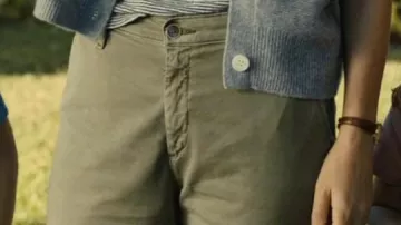 Army green chinos of Sylvia (Rose Byrne) in Platonic (S01E06)