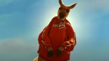 Sweat à capuche Brooklyn rouge porté par Kangaroo Jack dans Kangaroo Jack