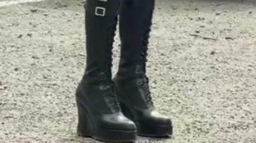 Bottes portées par Morticia Addams (Catherine Zeta-Jones) dans Mercredi (S02E03)