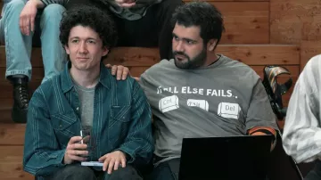 Flanelle rayée portée par Moritz Zimmermann (Maximilian Mundt) dans « Comment vendre de la drogue en ligne (rapidement) » (S04E02)