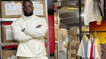 Ensemble beige (Dinos) dans sa story instagram